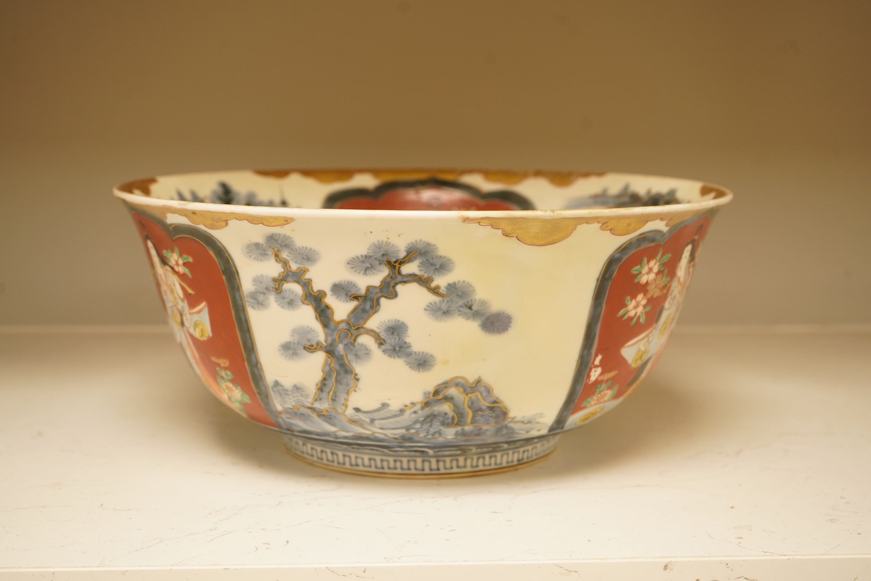 A 19th century Japanese Imari bowl, 31cm in diameter